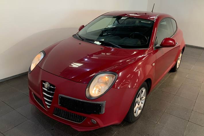 Rød Alfa Romeo MiTo fra 2013 set udefra