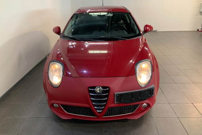 Rød Alfa Romeo MiTo fra 2013 set udefra
