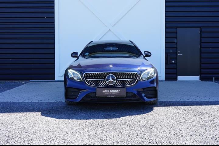 Blå Mercedes E43 fra 2017