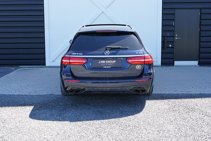 Blå Mercedes E43 fra 2017