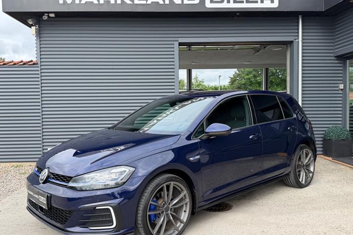 Blå VW Golf VII fra 2020 set udefra