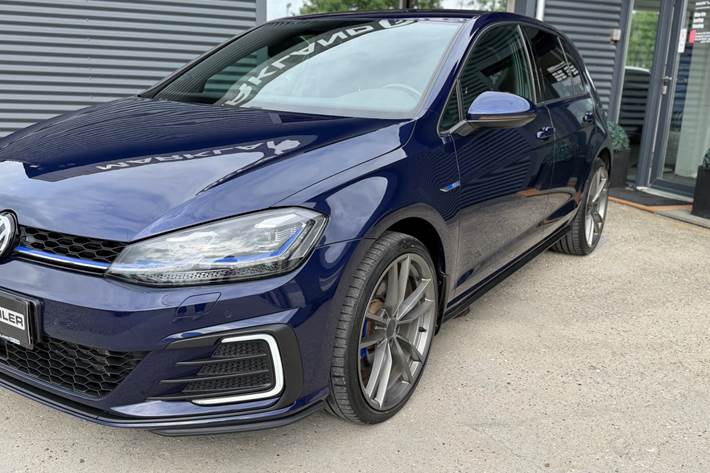 Blå VW Golf VII fra 2020