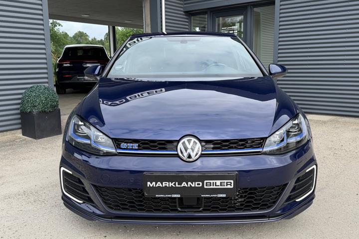Blå VW Golf VII fra 2020
