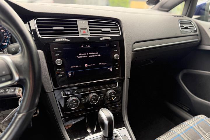 Blå VW Golf VII fra 2020