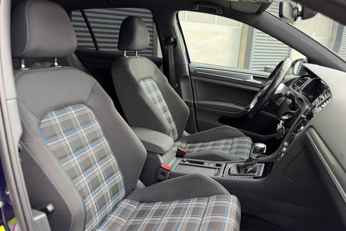 Blå VW Golf VII fra 2020