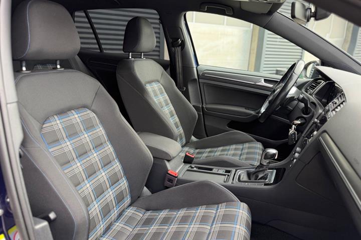 Blå VW Golf VII fra 2020