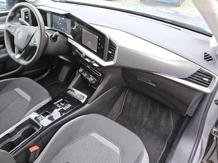 Grå Opel Mokka-e fra 2023