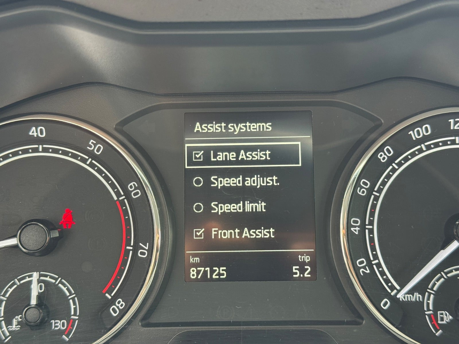 Grå Skoda Scala fra 2021