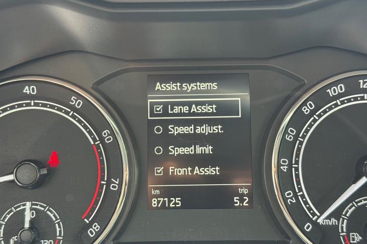 Grå Skoda Scala fra 2021