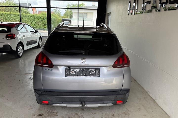 Grå Peugeot 2008 fra 2018