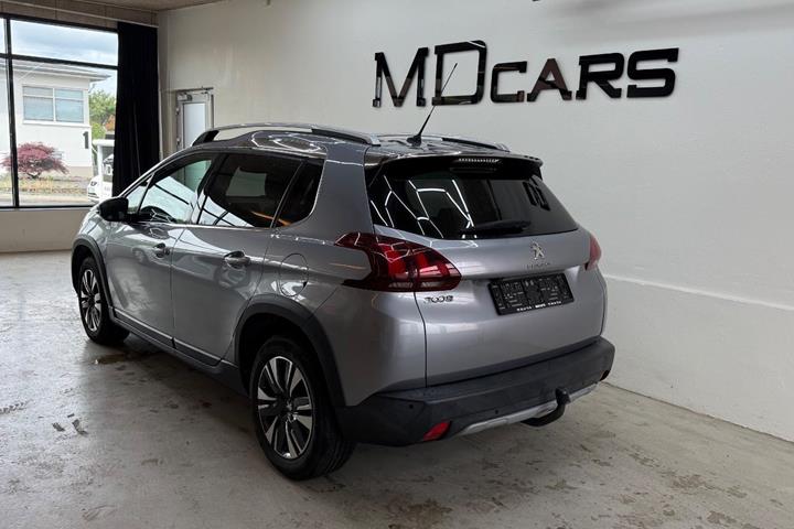 Grå Peugeot 2008 fra 2018
