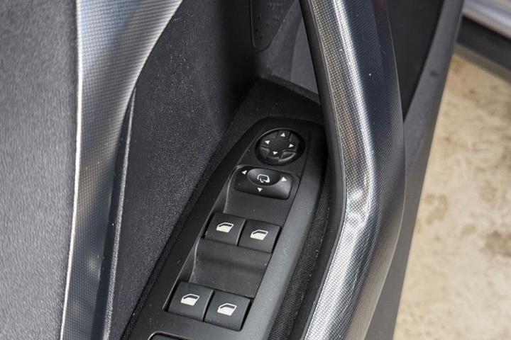 Grå Peugeot 2008 fra 2018