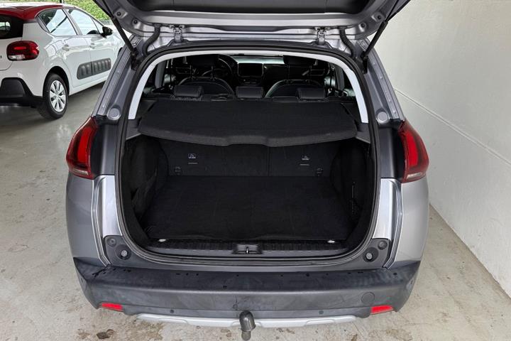 Grå Peugeot 2008 fra 2018