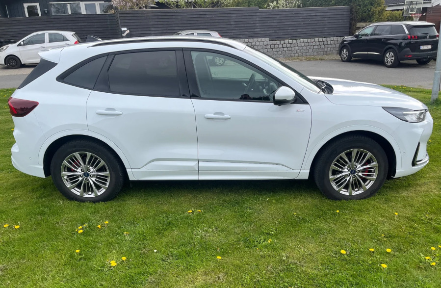 Hvid Ford Kuga fra 2024