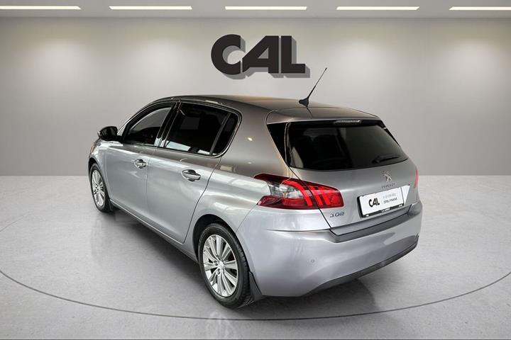 Sølv Peugeot 308 fra 2018