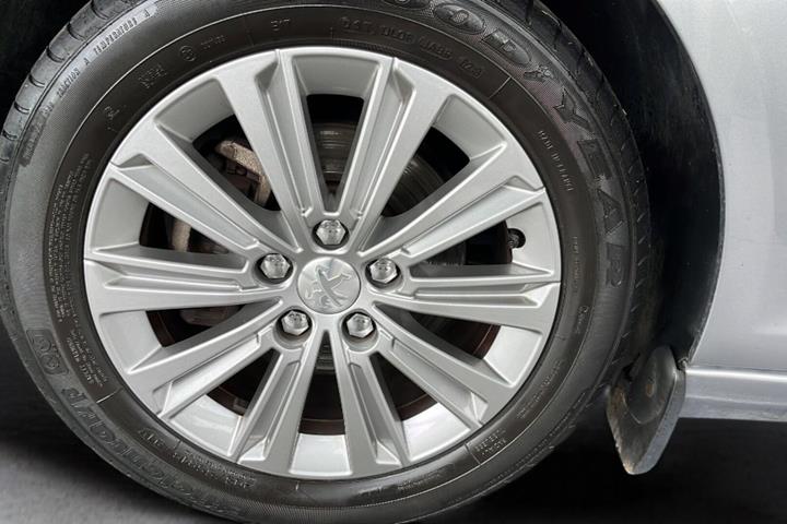 Sølv Peugeot 308 fra 2018