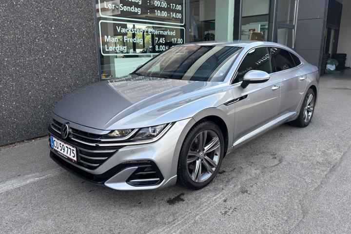 Sølv VW Arteon fra 2021 set udefra