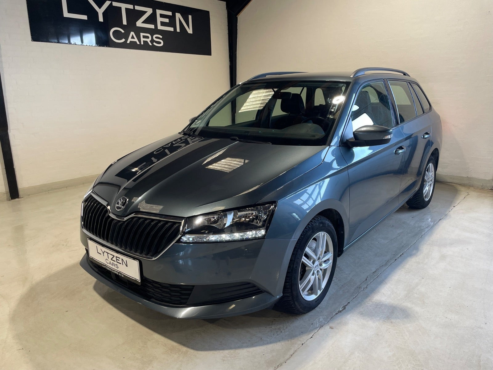 Grå Skoda Fabia fra 2019