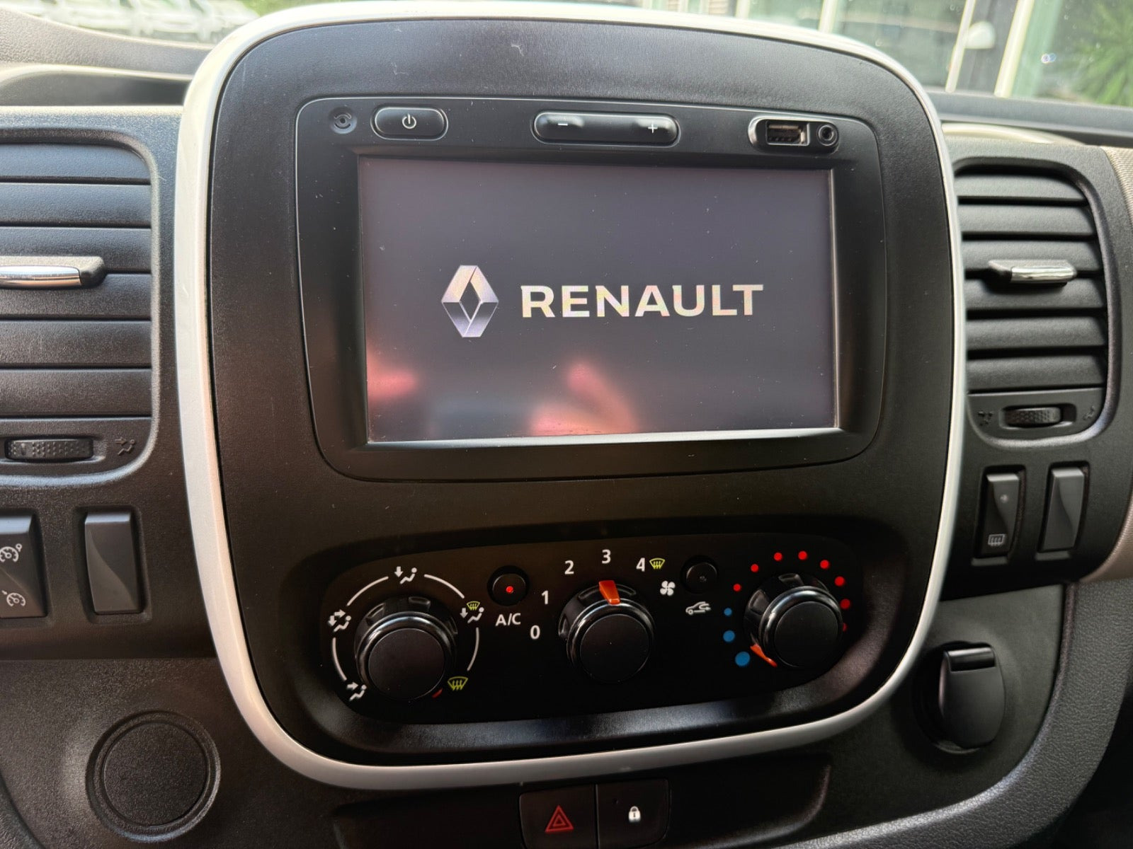 Hvid Renault Trafic T29 fra 2017