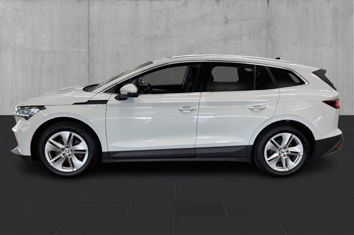 Hvid Skoda Enyaq fra 2023