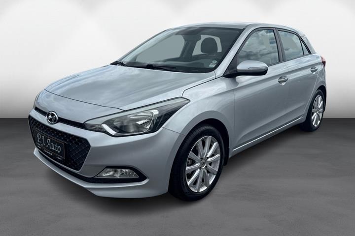 Sølv Hyundai i20 fra 2015 set udefra