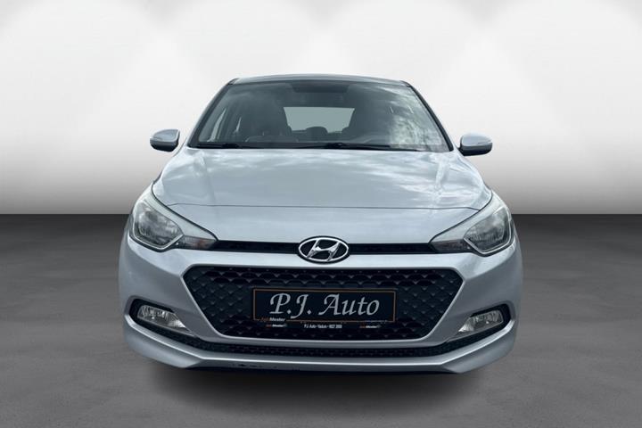 Sølv Hyundai i20 fra 2015