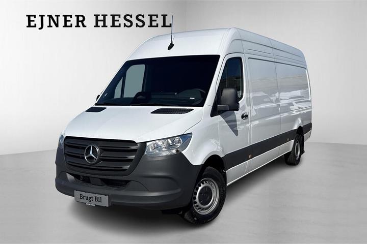 Hvid Mercedes Sprinter 317 fra 2025 set udefra