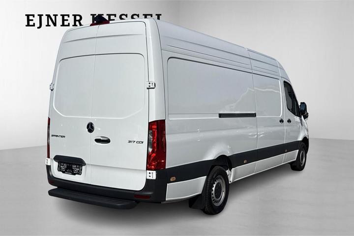 Hvid Mercedes Sprinter 317 fra 2025