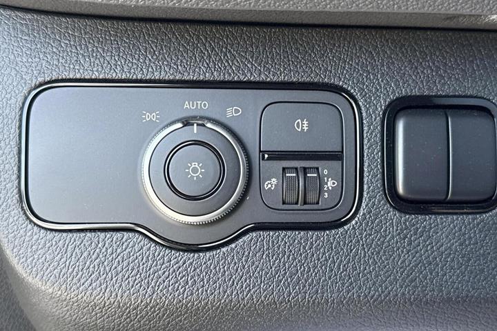 Hvid Mercedes Sprinter 317 fra 2025