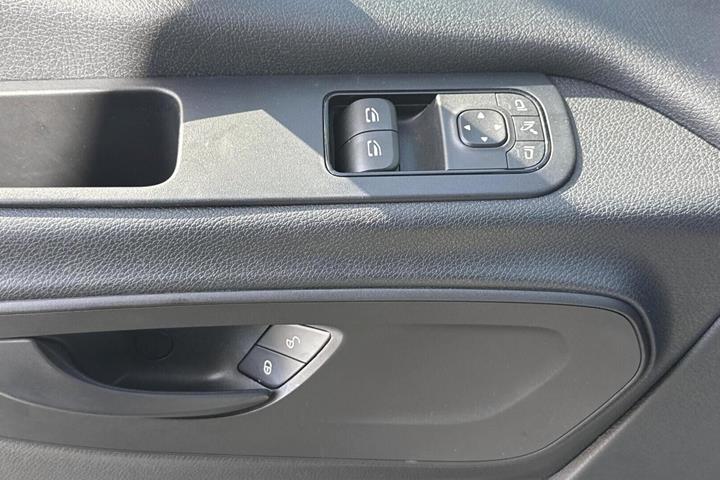Hvid Mercedes Sprinter 317 fra 2025