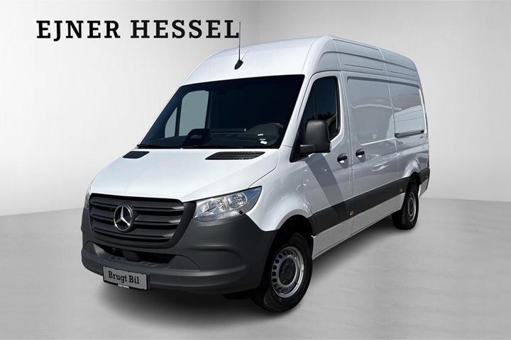 Hvid Mercedes Sprinter 317 fra 2025 set udefra