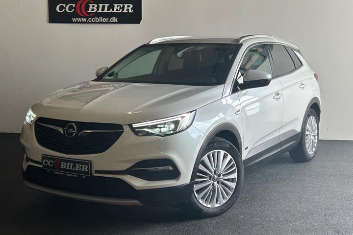 Hvid Opel Grandland X fra 2021 set udefra