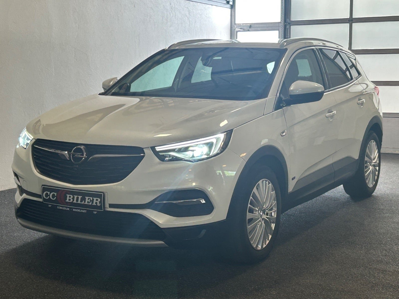 Hvid Opel Grandland X fra 2021