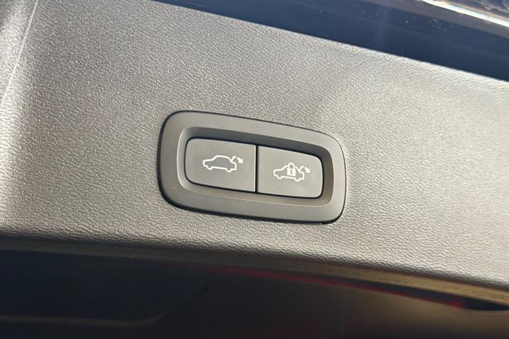 Sort Volvo XC40 fra 2023