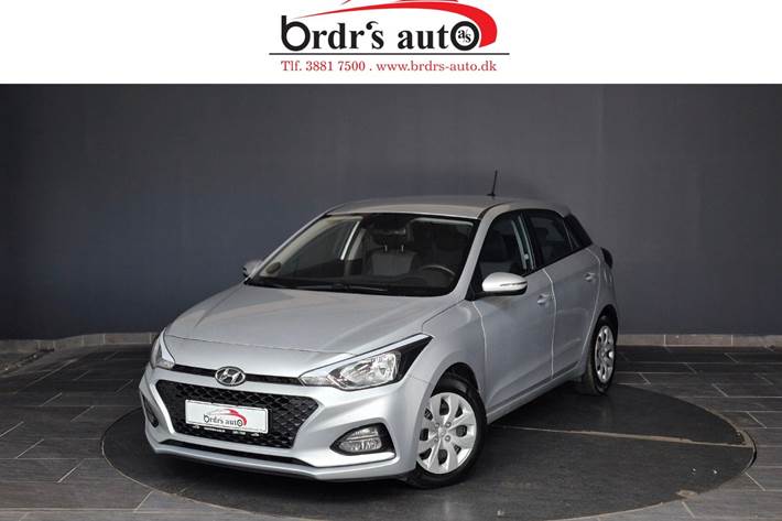 Grå Hyundai i20 fra 2020 set udefra