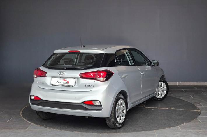 Grå Hyundai i20 fra 2020