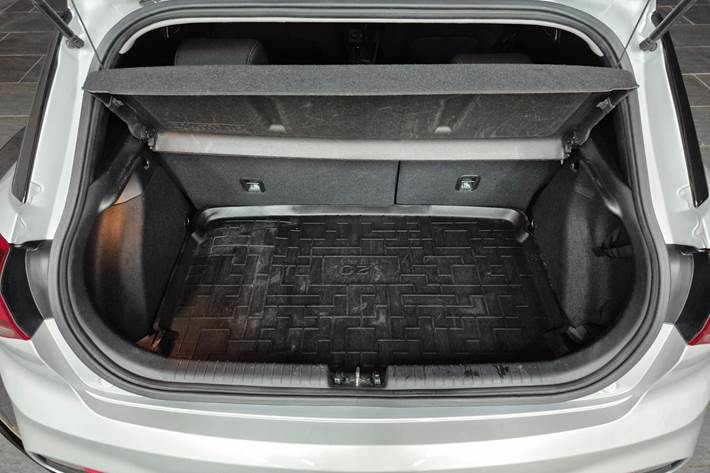 Grå Hyundai i20 fra 2020