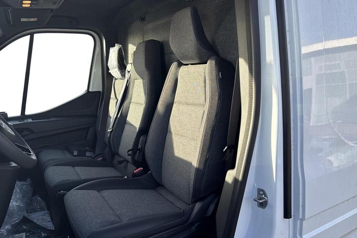 Hvid Nissan Interstar fra 2024