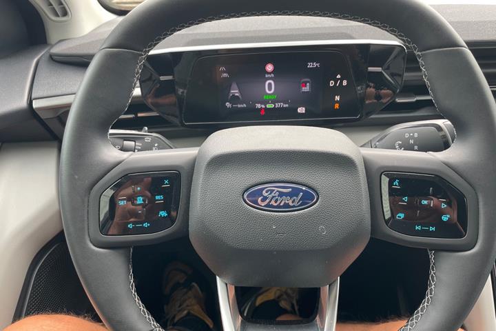 Blå Ford Explorer fra 2025