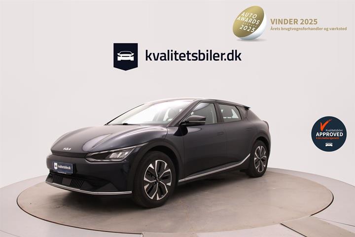Blå Kia EV6 fra 2023 set udefra
