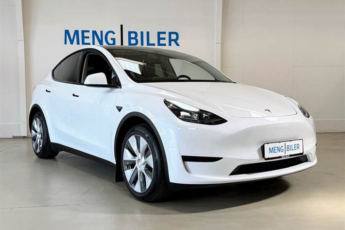 Hvid Tesla Model Y fra 2023 set udefra