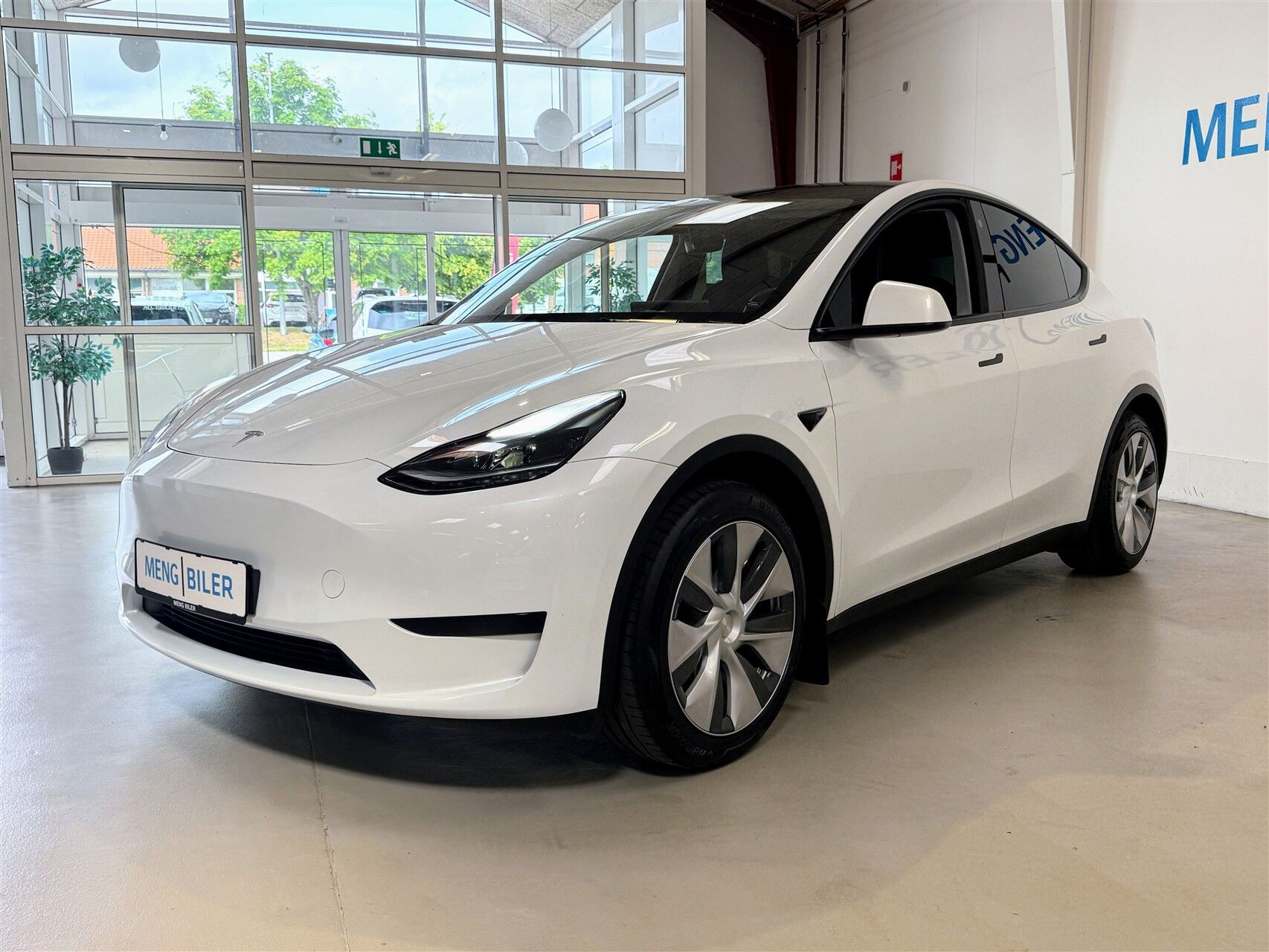 Hvid Tesla Model Y fra 2023