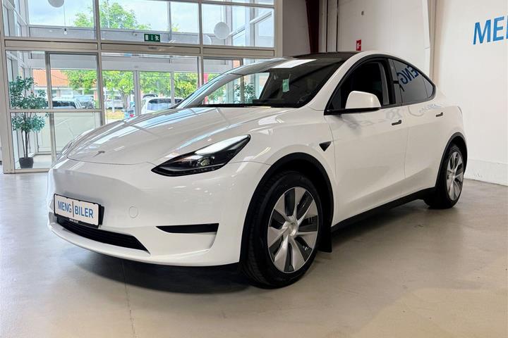 Hvid Tesla Model Y fra 2023