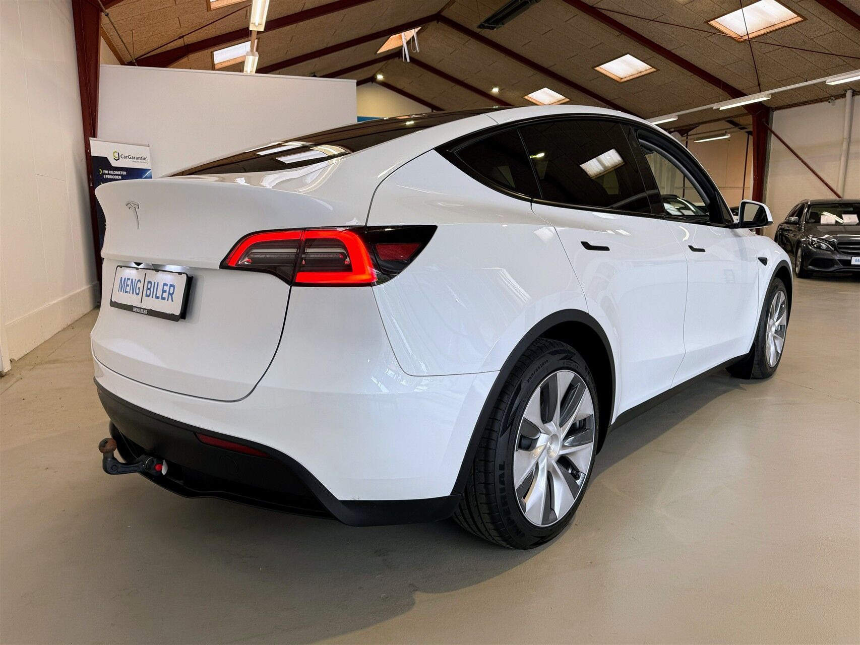Hvid Tesla Model Y fra 2023