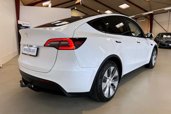 Hvid Tesla Model Y fra 2023