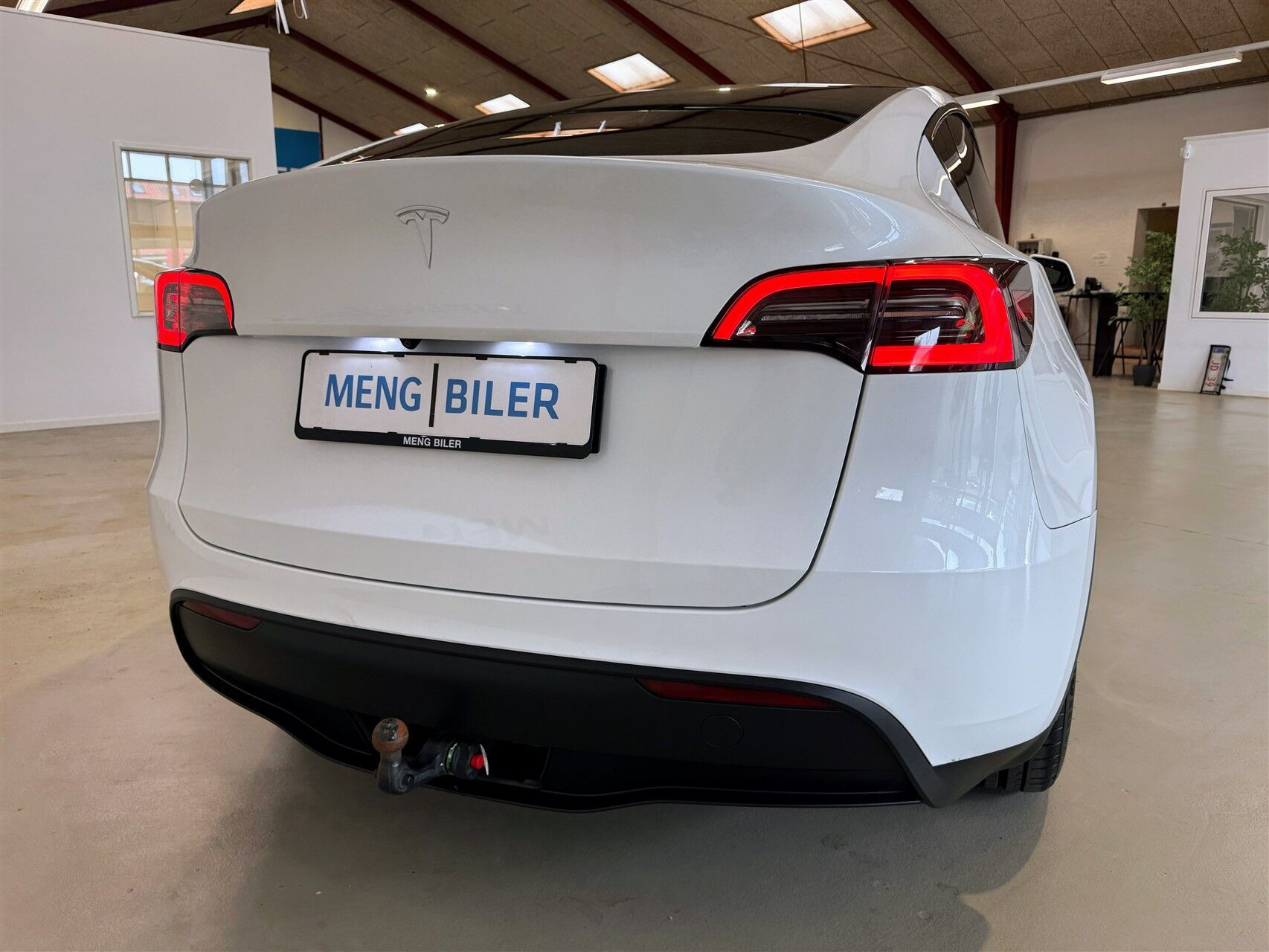 Hvid Tesla Model Y fra 2023