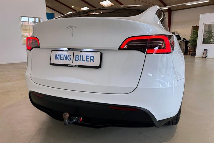 Hvid Tesla Model Y fra 2023