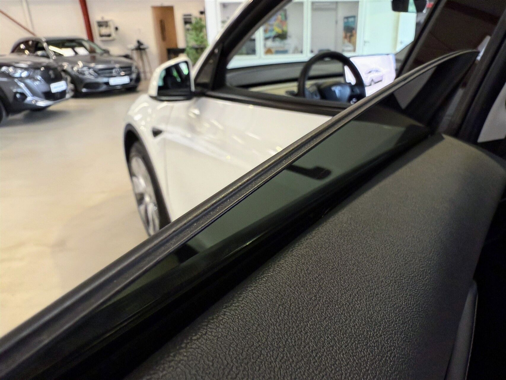 Hvid Tesla Model Y fra 2023