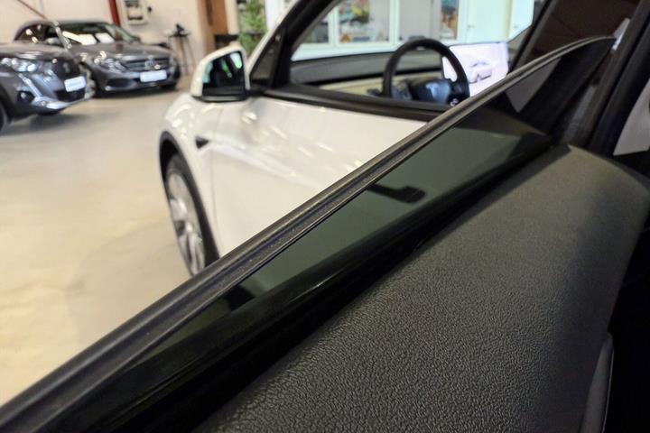 Hvid Tesla Model Y fra 2023