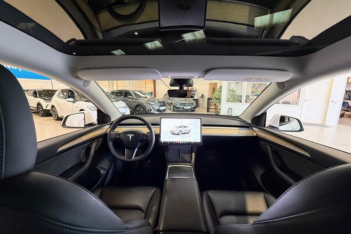 Hvid Tesla Model Y fra 2023